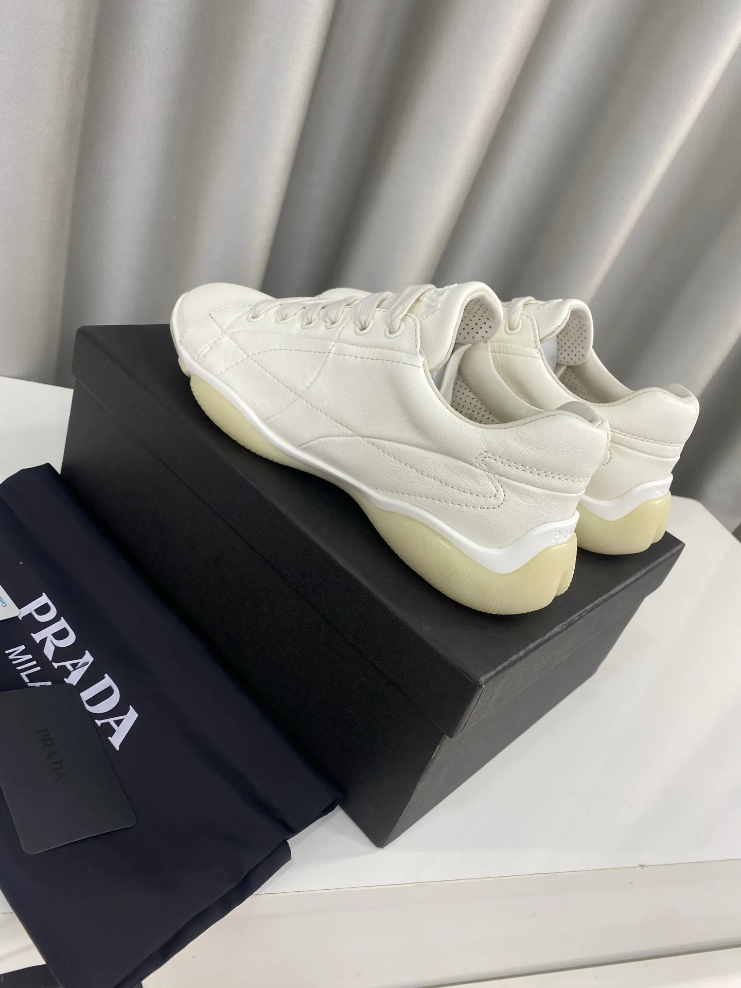 👟👟Ex-factory price 520👟👟 Prada 25ss spring and summer new moral training shoes casual shoes! Seikoly manufactured, even stitching, leather texture visible, multi-color stitching, fashionable and generous, soft, comfortable and breathable, decorated with PRADA letter logo on the outside It comes with a fabric lining, silver-plated logo cowhide foot pads, and P's exclusive rubber outsole. The details are meticulously crafted, making it a versatile item for travel! ▪Upper: Made of original imported cowhide ▪Inner foot pads: sheepskin ▪Sole: Original customized rubber outsole ▪Size: 35-40 (40 orders are not returnable)